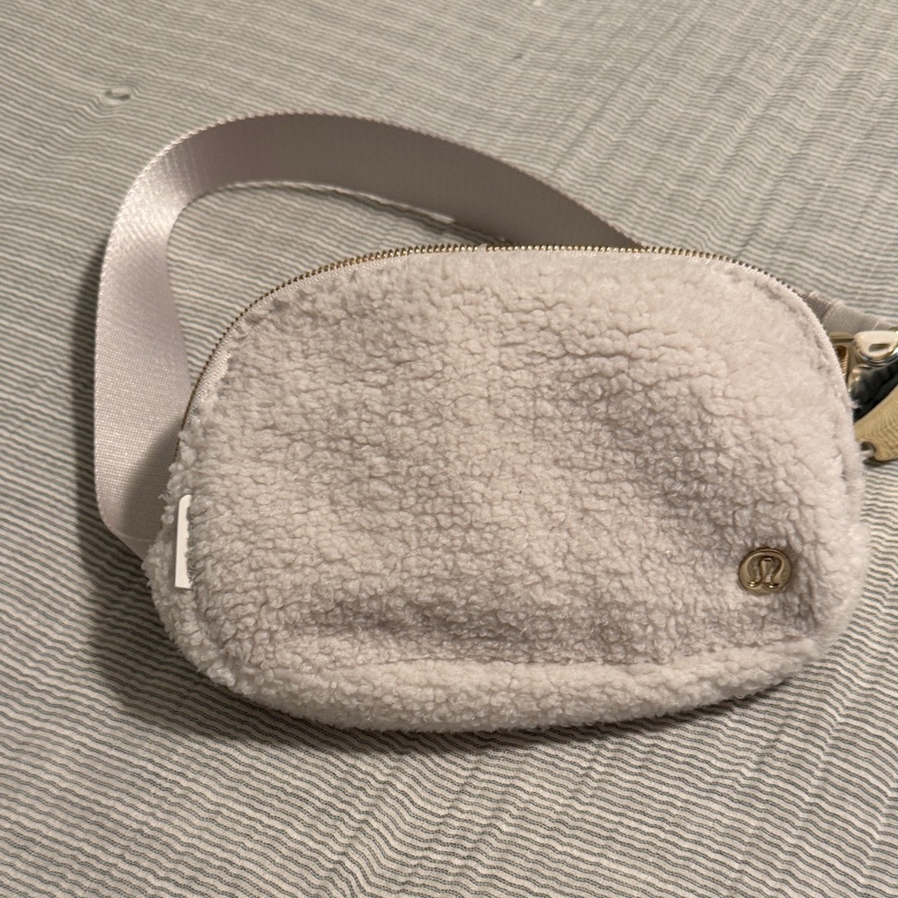 LuLuLemon Everywhere Creme Sherpa Belt Bag 1L